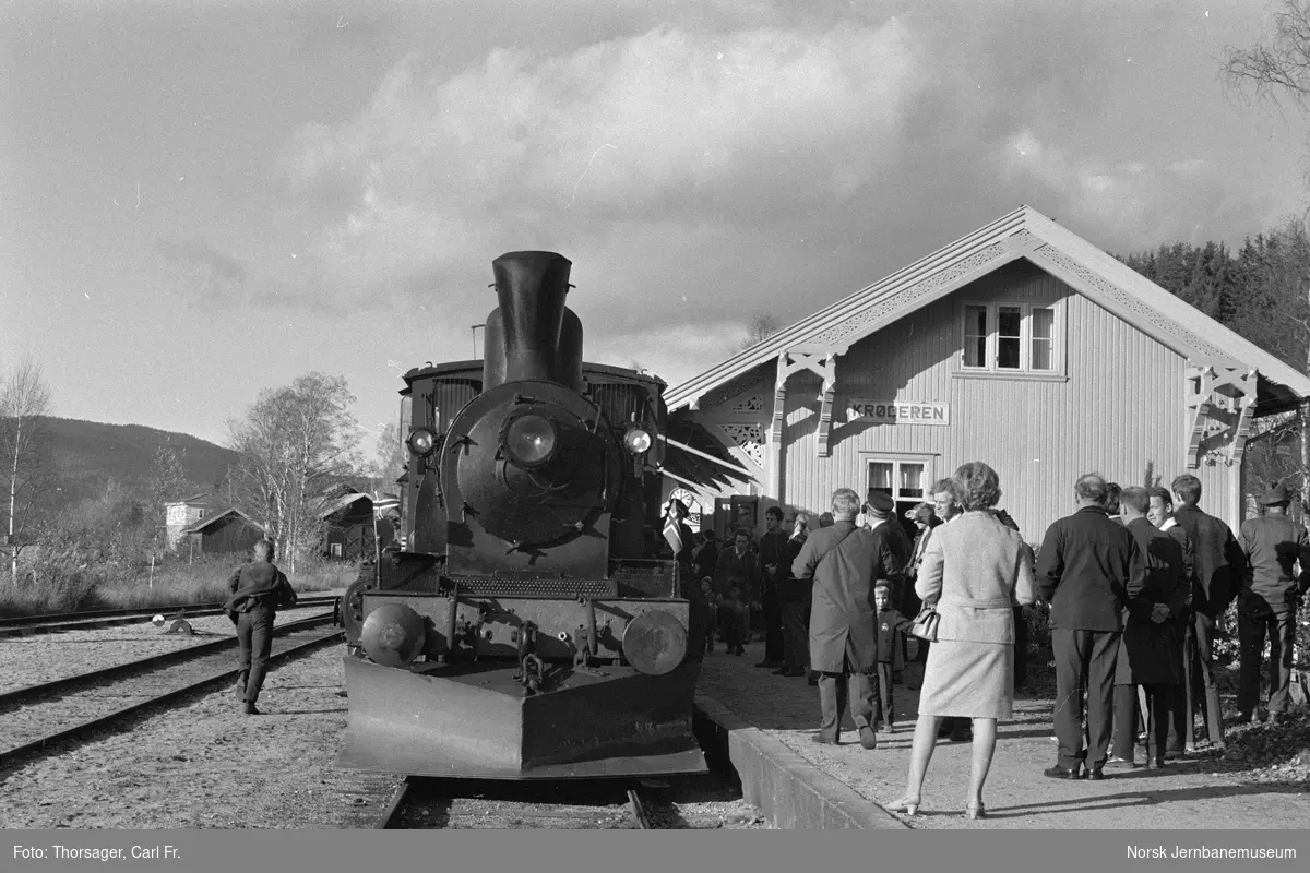 Damplokomotiv 21b 252 med veterantog på Krøderen stasjon