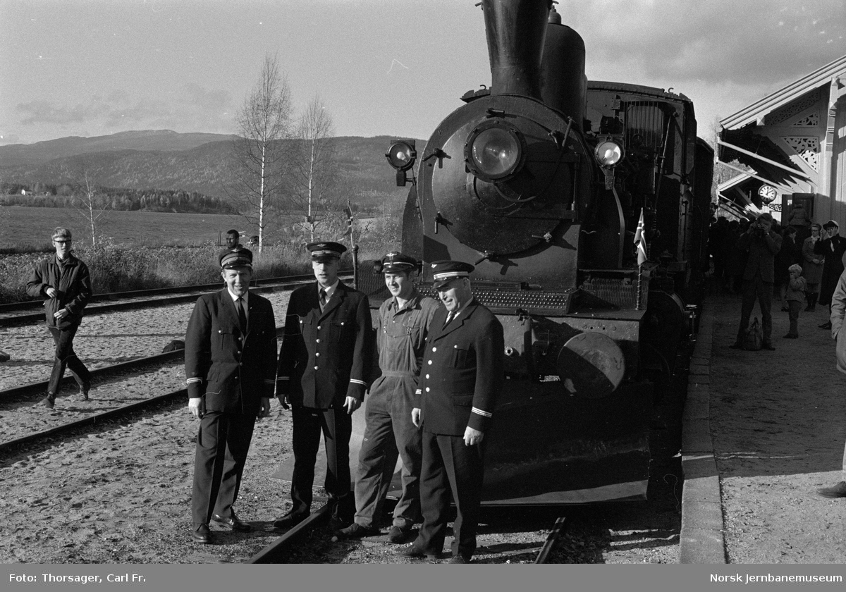Togpersonalet på Norsk Jernbanklubbs veterantog på Krøderen stasjon foran damplokomotiv 21b 252