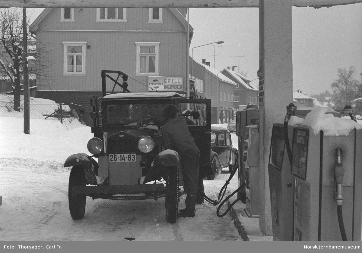 Ford lastebil med kjennemerke 26-14-83 på bensinstasjonen på Strømmen