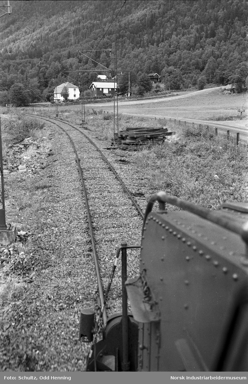 Jernbanesviller ligger langs jernbanesporet på Rjukanbanen i nærheten av Miland. På den andre siden av bilveien ligger jorder, gårder og andre bygninger.