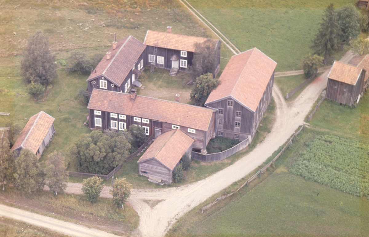 Flygfoto av den fyrbyggda gården Ystegårn f.d. Omnells i Hillsta, Forsa.