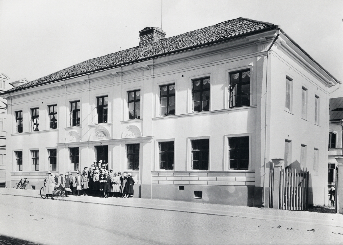 Sjögrenska Skolan Vid Kungsgatan Växjö Ca 1925 En Skolklass Med Enbart Flickor Har Samlats 8085