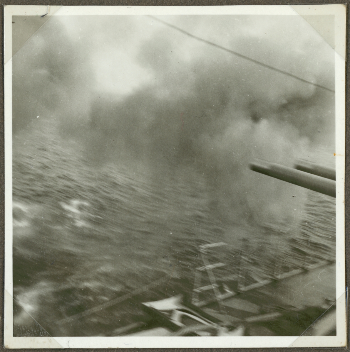 Denna oskarpa fotografi visar kanoner på ett örlogsfartyg som precist har avlossats.