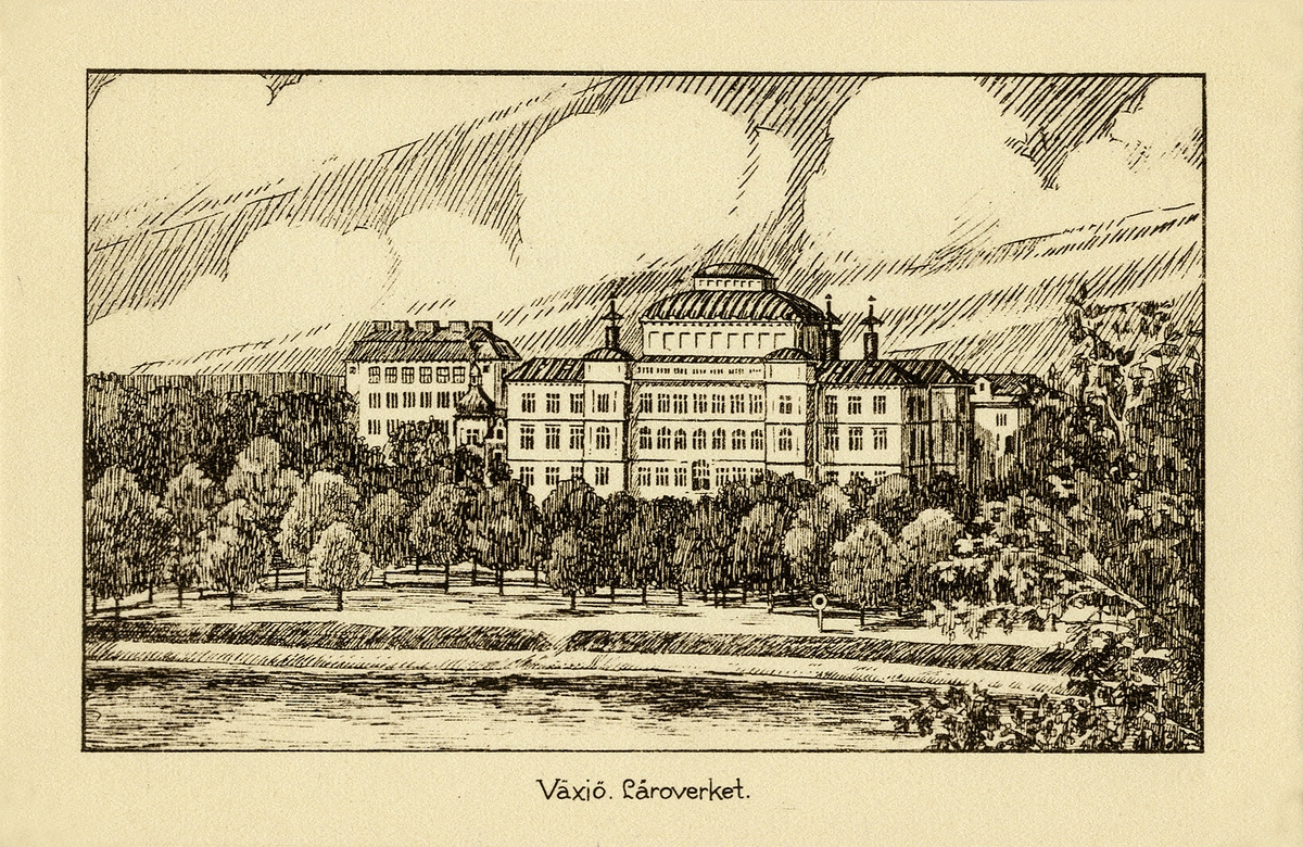 Växjö högre allmänna läroverk fr. öster, 1920-tal. Pennteckning.
I bakgrunden skymtar man (till vänster) Flickskolan och en del av borgmästare Bergendahls hus.