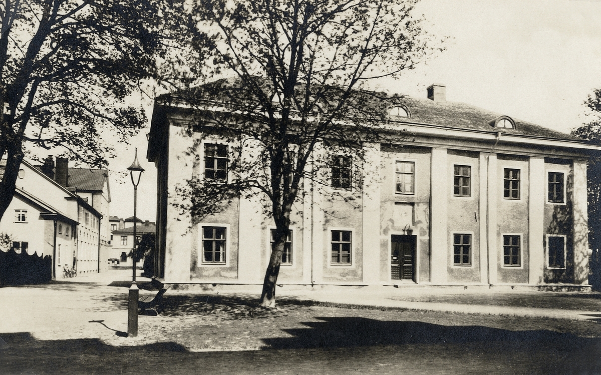Gamla gymnasiet (Karolinerhuset), Växjö, 1930-tal. Till vänster ser man några av Smålandspostens byggnader.