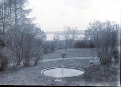 Park med springvann (neppe Kragerø)