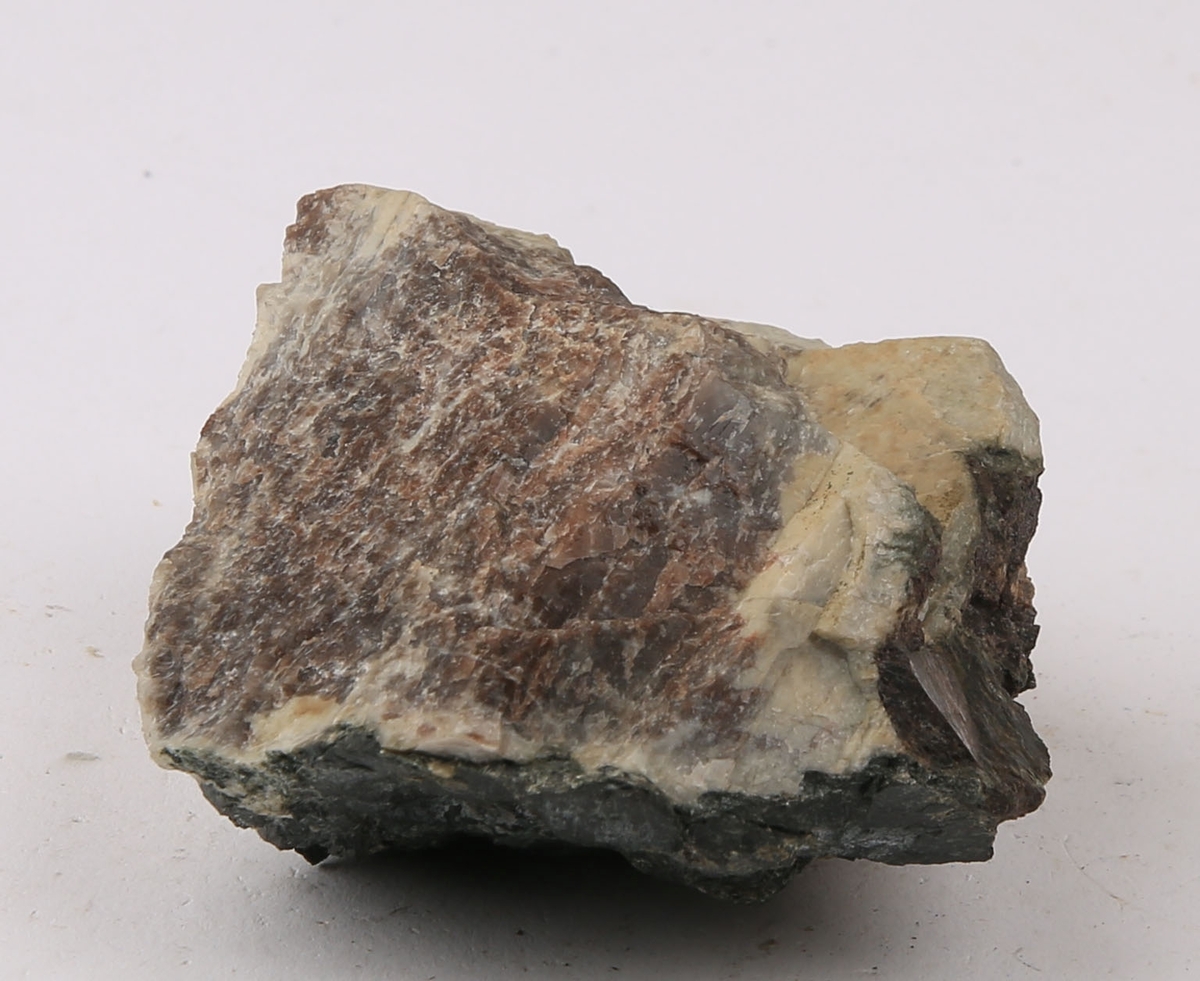 Etikett i eske:
Yttrotitanit
i granit
Skuterud
Modum