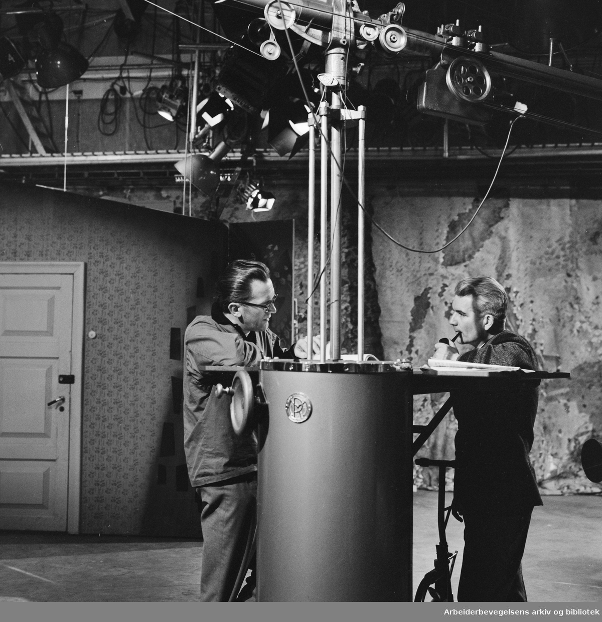 Arild Brinchmann og ukjent i studio under innspillingen av Fjernsynsteatrets oppsetning av Arthur Millers En handelsreisendes død. Februar 1962.