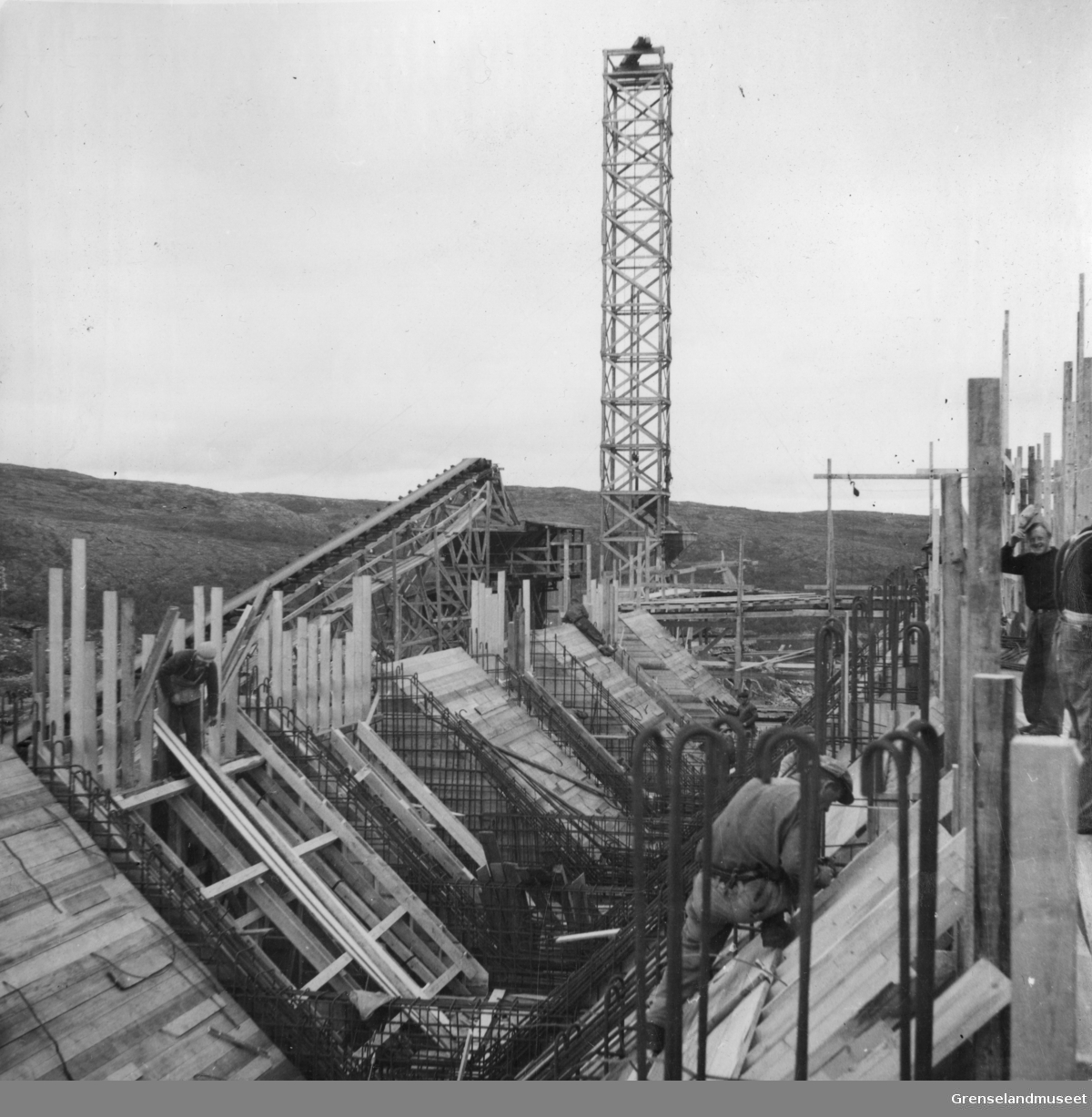 Gjenoppbygging av Sydvarangers separasjonsverk etter krigen, forskaling for silo, 17. august 1948.