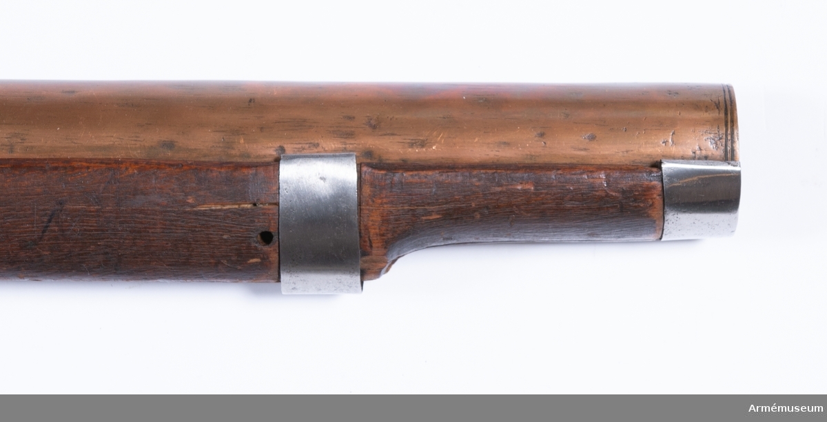 Grupp E II a.
luntlåsmusköt med kopparpipa från 1626. Från Gustaf II Adolfs rustkammare. 

Stötsbottens l: 40 mm. Fänghålet är placerat 4 mm från stötbottens främre del. Vikt  5,05 kg. Loppets rel. längd 30,5 kal. .Jfr AM 23438.