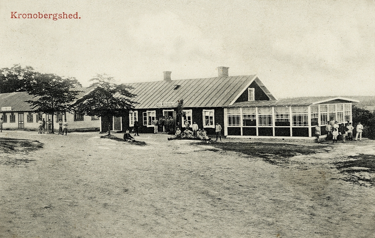 Kronobergshed, Lekaryd, 1910. Det s.k. Södra Marketenteriet. Grupper av soldater har samlats utanför huset.