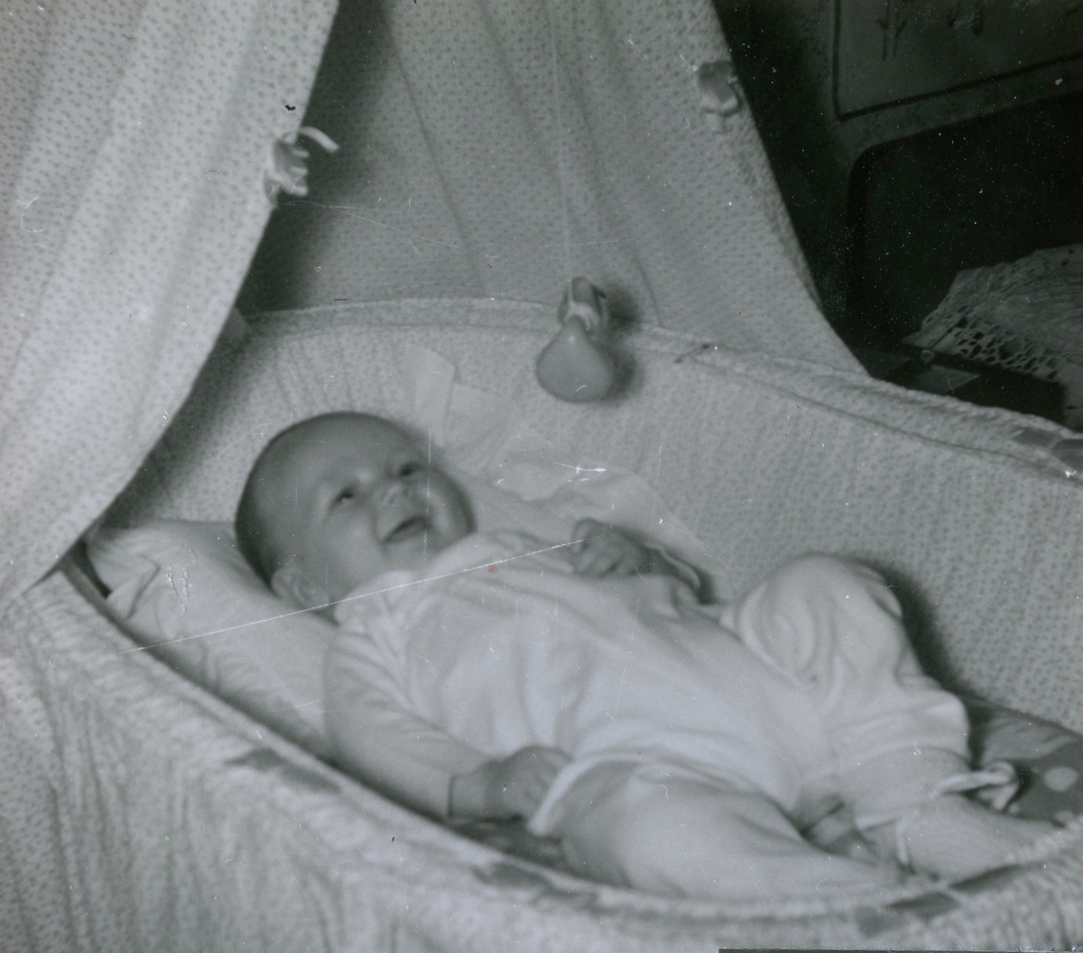 6 månader gamle Manne Ekman (född 1955-09-23) ligger i sin vagga, Rothvalls hus i Kållered mars 1956.