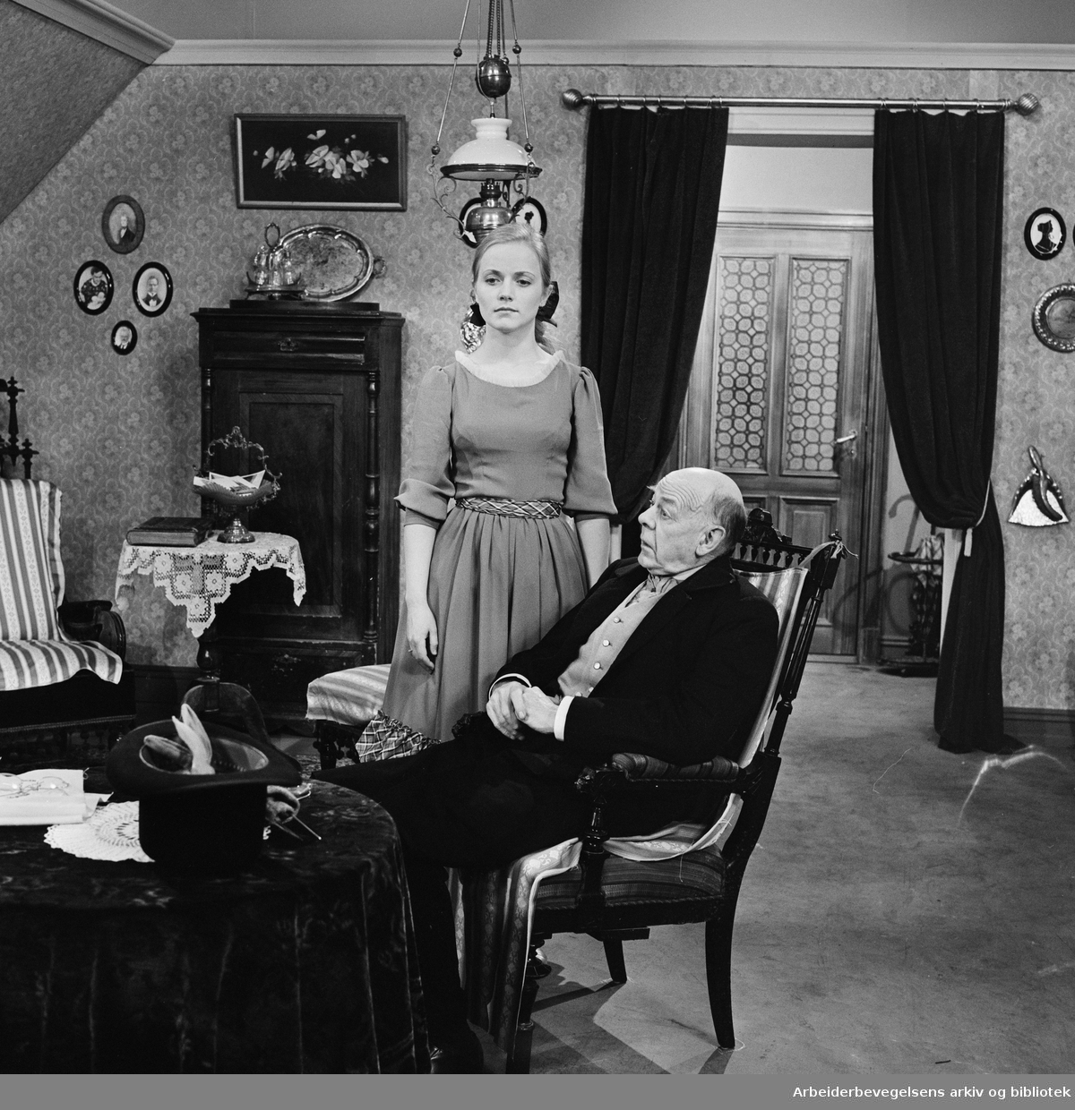 Fjernsynsteatrets oppsetning av Hjalmar Bergmans Herr Sleeman kommer. Gudrun Waadeland og Einar Vaage. Sendt 15. Februar 1962