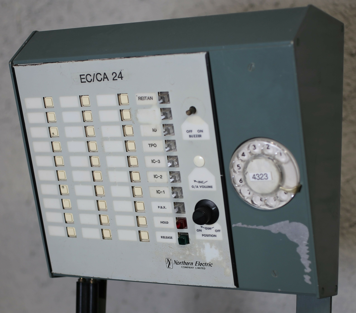 Sambandsboks for intern og ekstern kommunikasjon. Systemet hadde faste linjer mellom de enkelte brukere. Det var mulighet for både handset og headset.
Tilsvarende boks ble også brukt til radiosamband fra radarstasjon til fly.