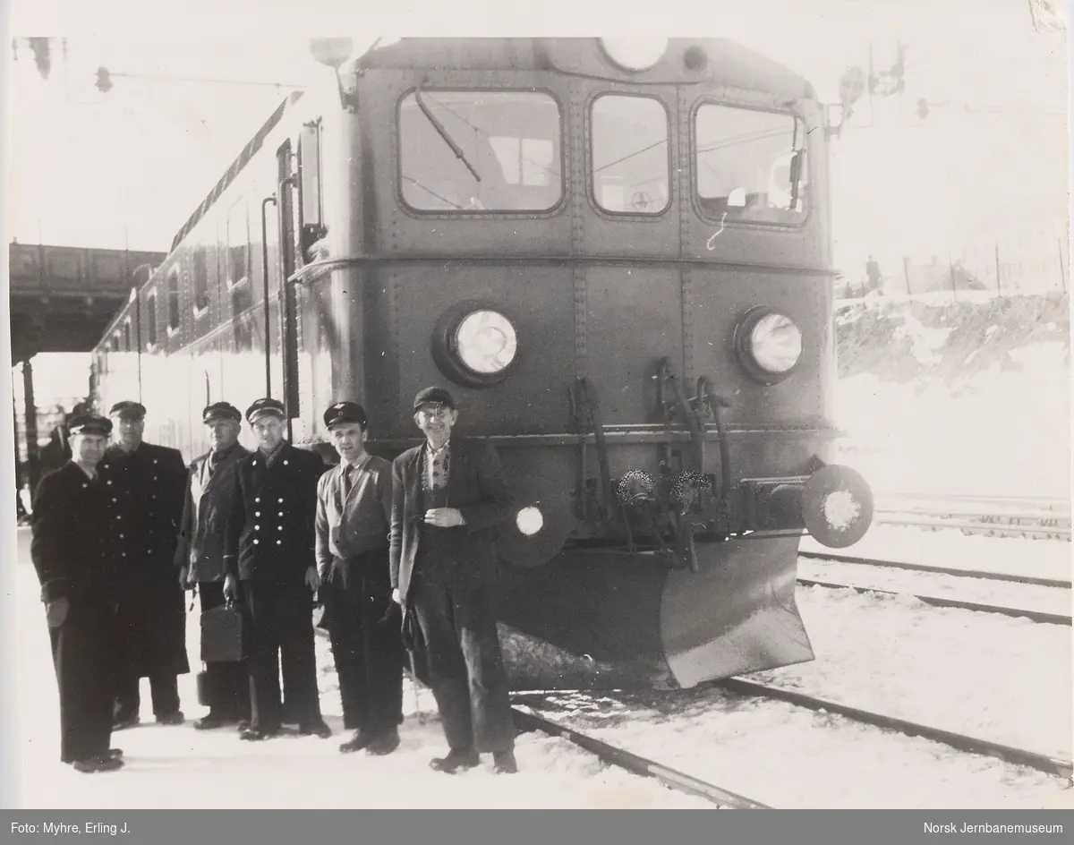 Jernbanepersonale foran svensk elektrisk malmtogslokomotiv Dm på Narvik  stasjon