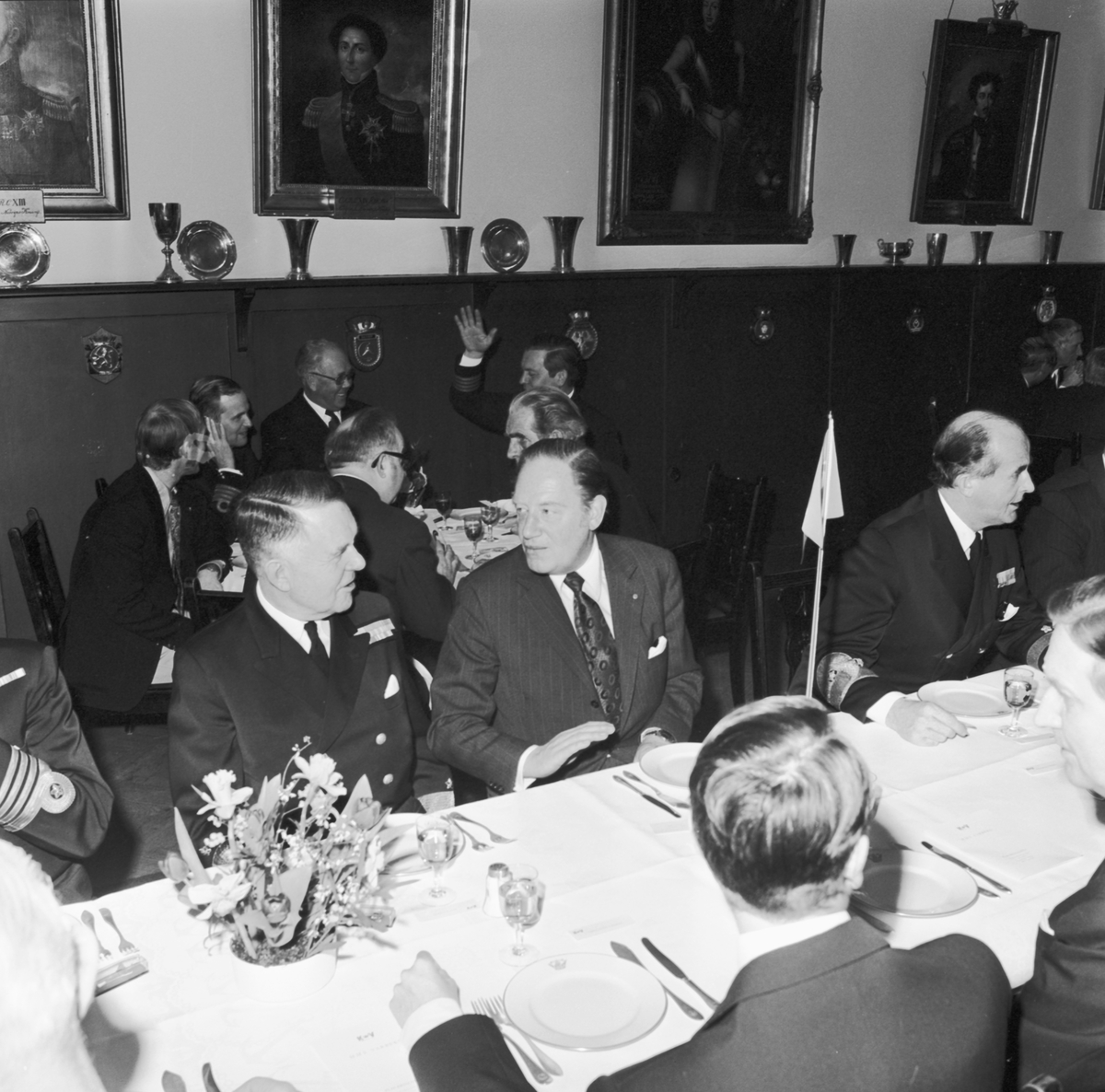 Bilden visar personal från Marinen och Karlskronavarvet på en middag efter sjösättning av en torpedbåt.