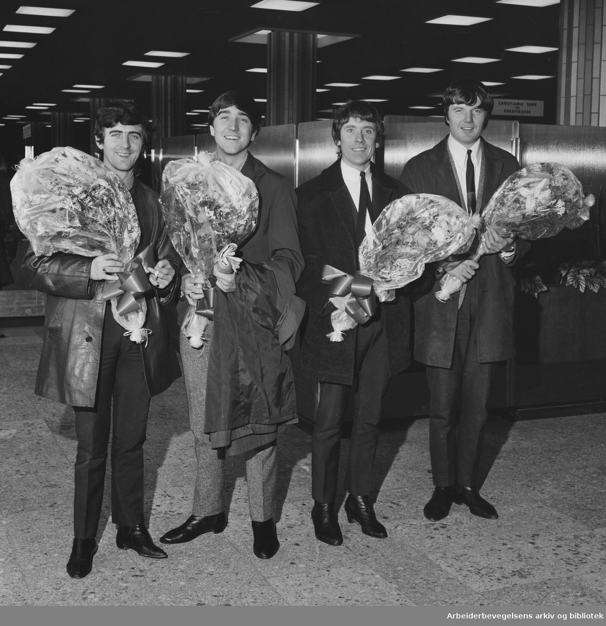 Det britiske bandet The Swinging Blue Jeans ankommer Oslo lufthavn, Fornebu. 1. Oktober 1964