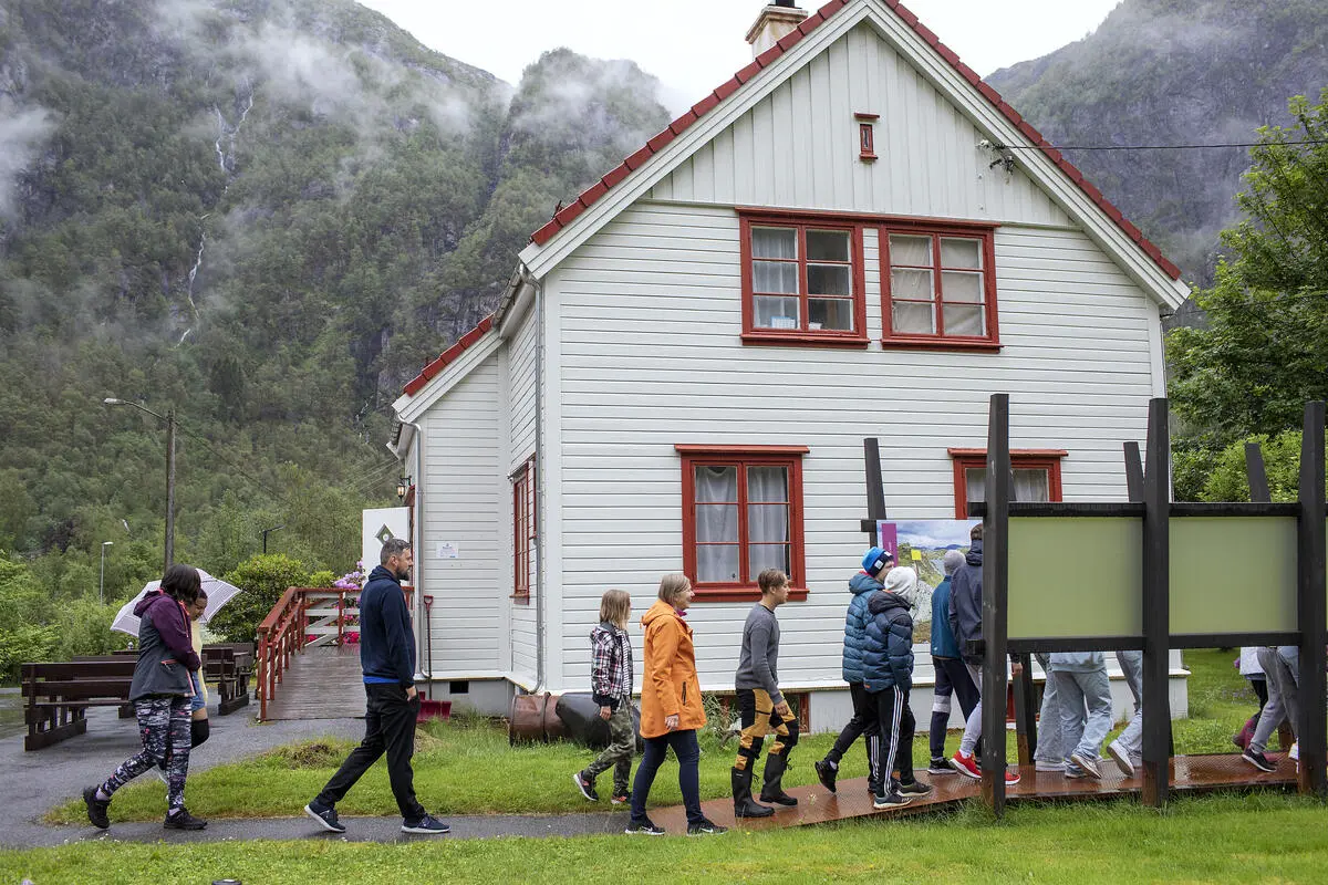 Elevar i passasjen føre huset ved Bjørn West Museet i Matre