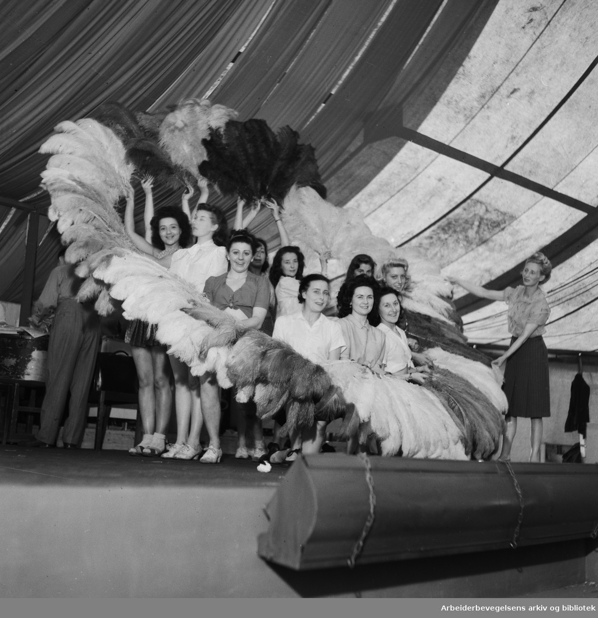 Chat Noir og Jens Book-Jenssen presenterer Cirkusrevy på Kontraskjæret. Jackson girls. Juni 1947