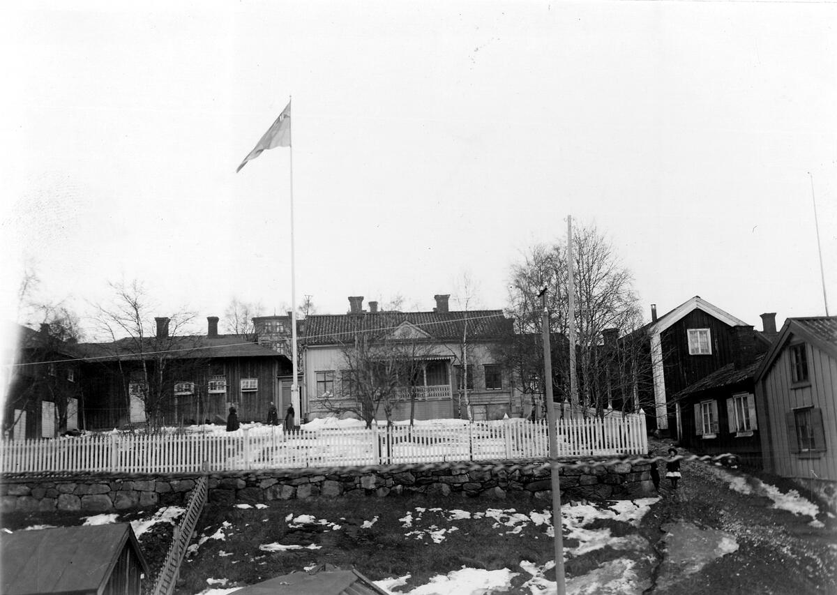 Envåningsbyggnaden med veranda lät groshandlare Lundberg timmra på en våning år 1912. Gränden till höger med de Sondellska husen på högra sidan kallades \"Besvärsgränden\".