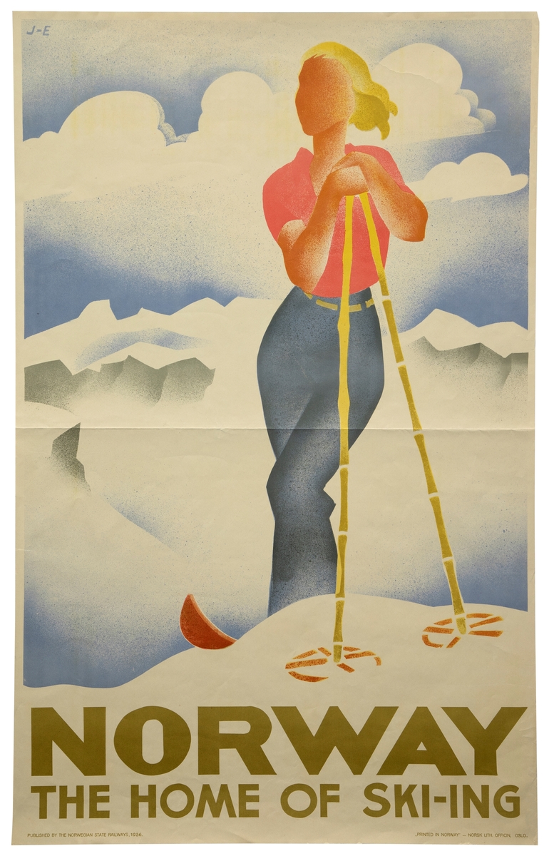 Fremstilling av en lyshåret kvinne på ski stående på en bakketopp i et fjelllandskap. Kvinnen er ikledd en rød, kortermet bluse og blågrå bukse og hviler hendene på to bambusstaver. I bakgrunnen er det skyer og snødekte fjell.