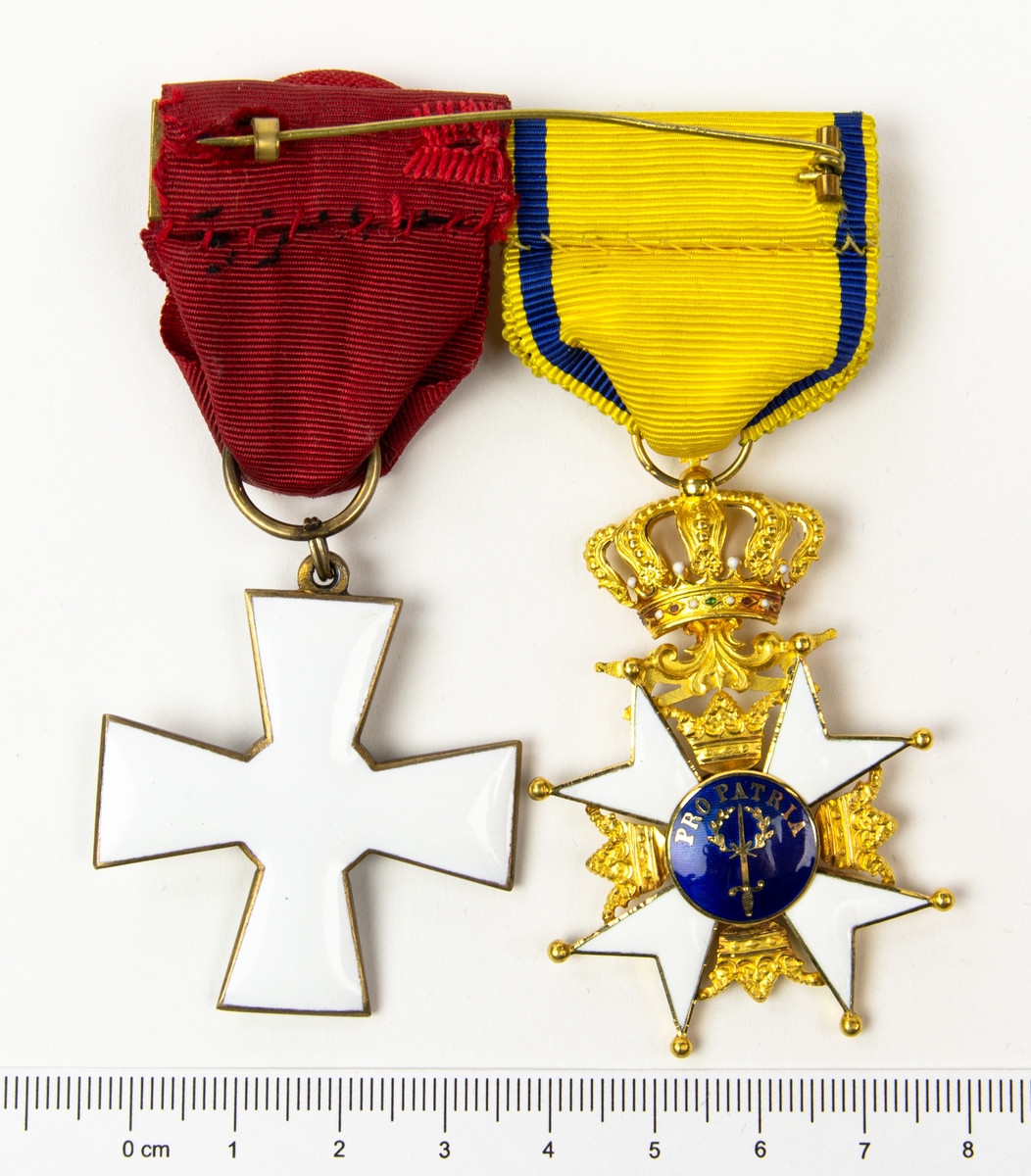 Kungliga Svärdsorden och Finlands Leions orden R1 monterade på ett släpspänne.