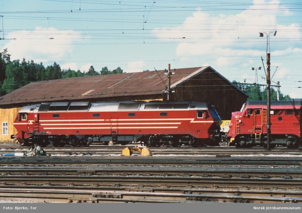 Diesellokomotiv Di 4 652 og Di 3 615 på Hønefoss stasjon