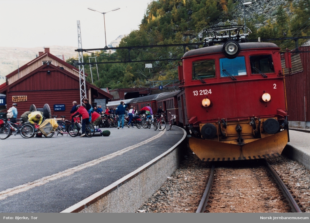 Elektrisk lokomotiv El 13 2124 med sykkeltoget, tog 1451, på Myrdal stasjon