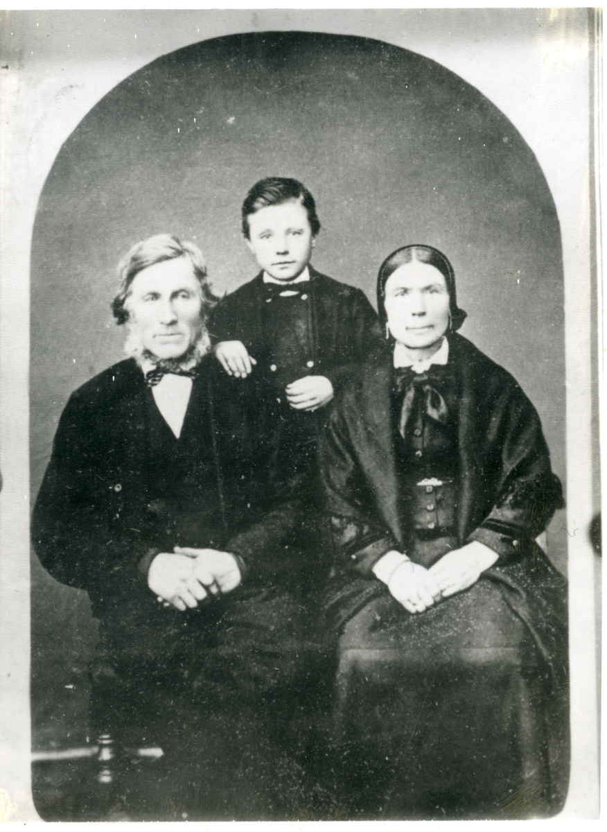 Gullik med kona Gjartrud Okshovd og sonen Ola.