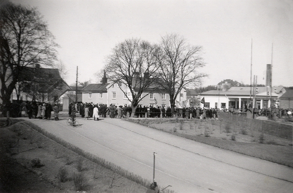 Medborgartåget, Växjö 1940, passerar Askelövsgatan vid nuvarande Oxtorget. I bakgrunden skymtar Ringsbergsskolan.