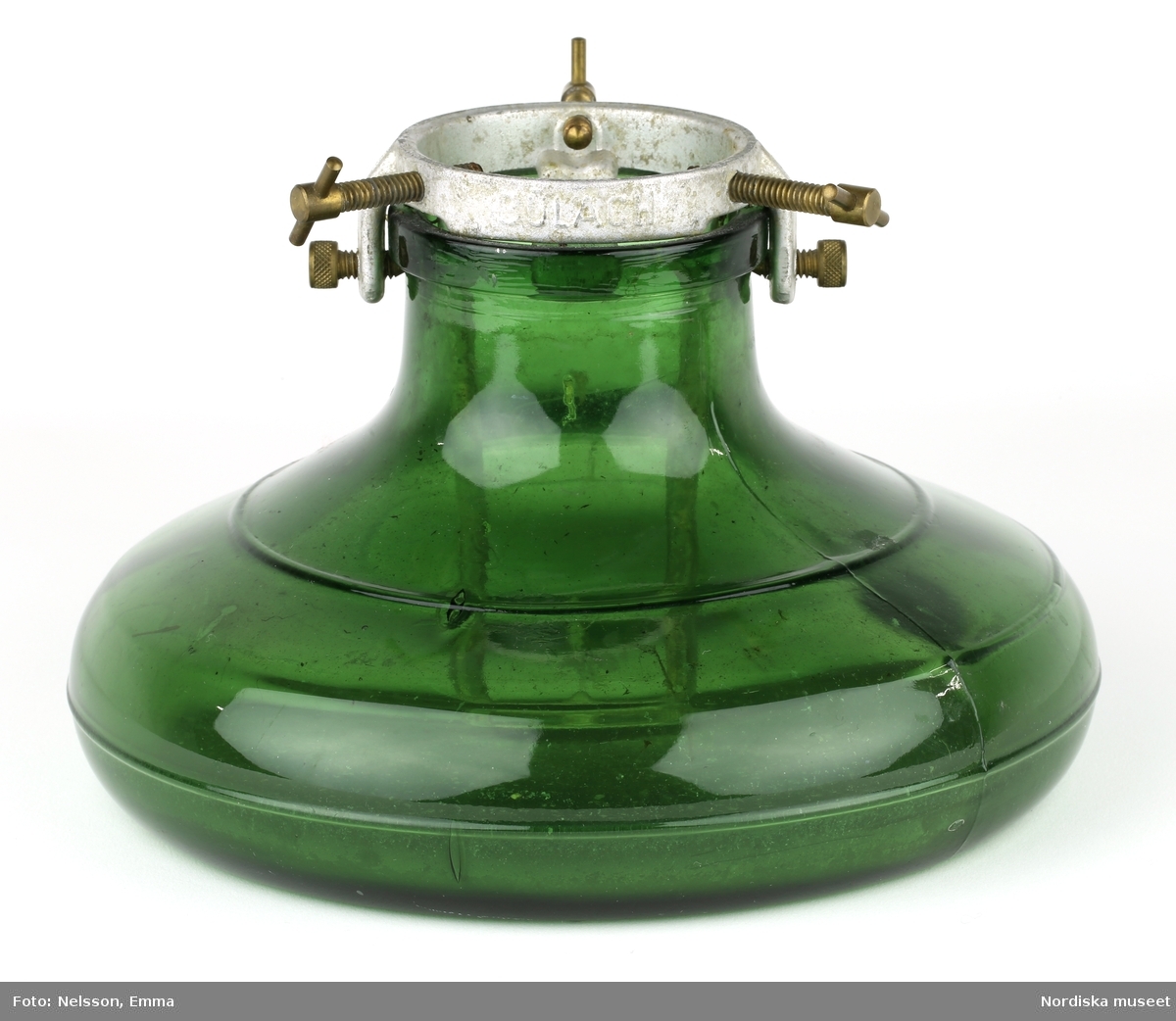 En julgransfot av grönt glas från tidigt 1900-tal, av det schweiziska märket BULACH , mellanstor, 22 cm i diameter. Av modellen "Mignon".

Lena Kättström Höök 2019-03-21