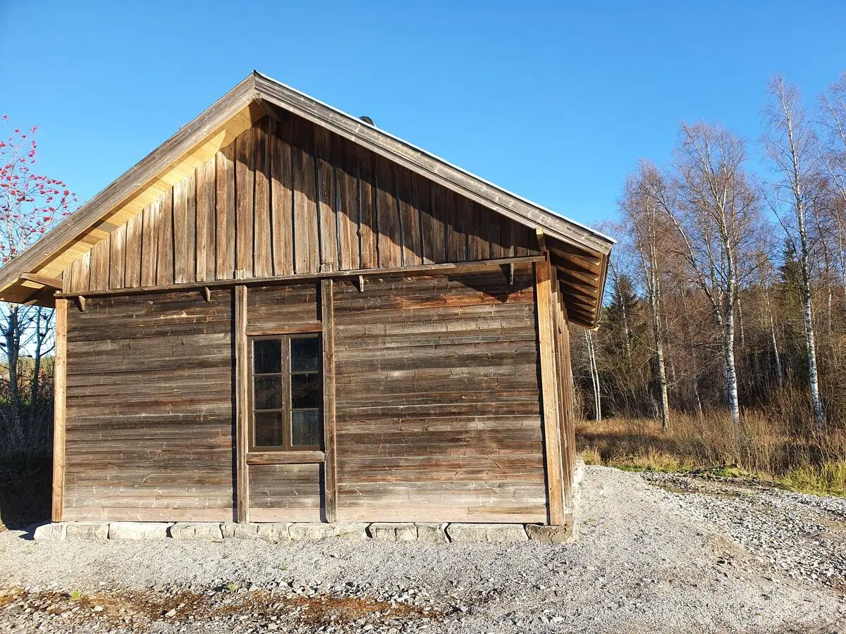 Iversmia. Dokumentasjonsfoto av Iversmia på Almenninga. Foto av kortsiden.