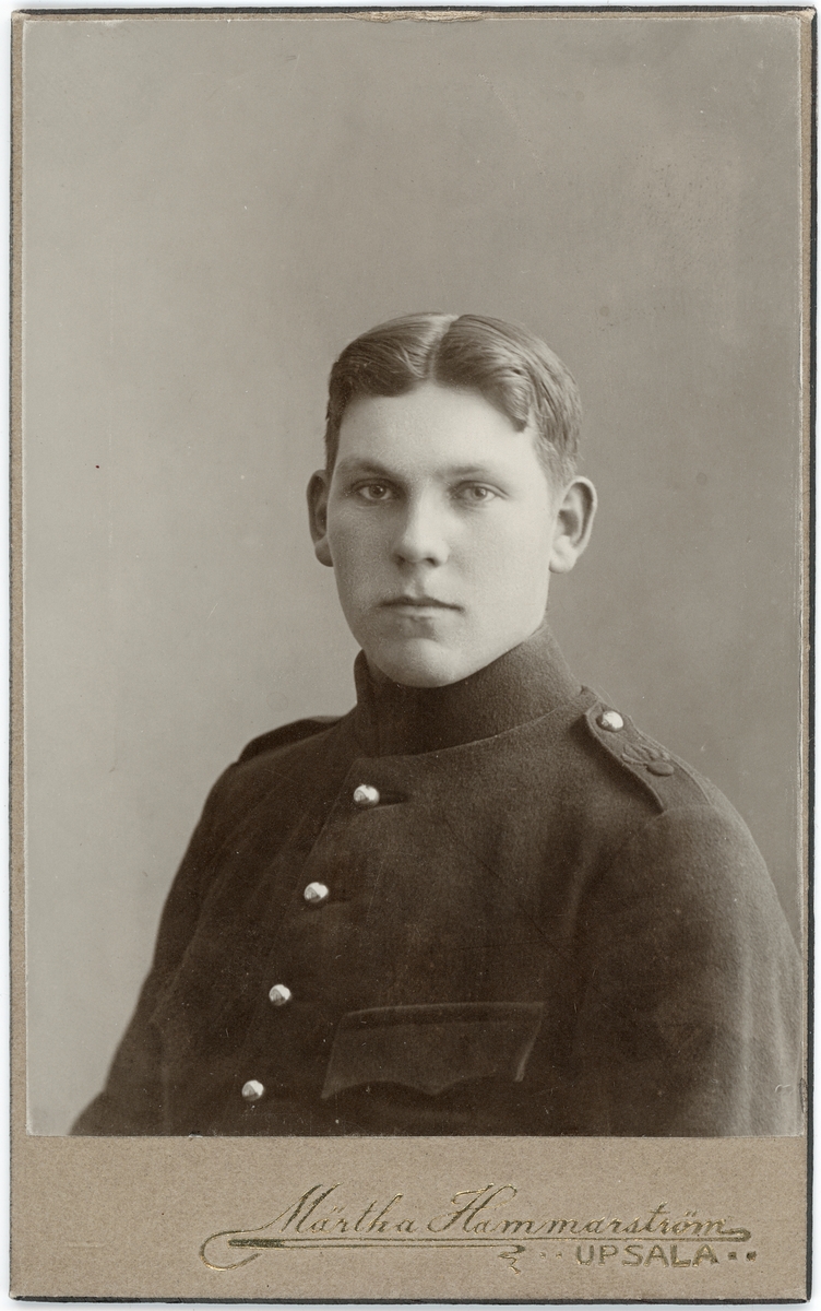Kabinettsfotografi - ung man i uniform, Uppsala