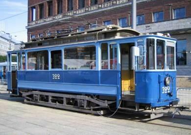 Sporvogn bygget i 1918. Chassis i ulike blåfarger, merket med vognnummer 322. Interiøret er i mørkt treverk og gult metall. 