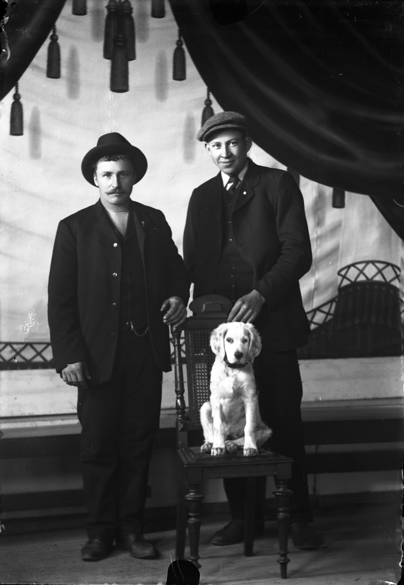 Portrett av to menn og en hund