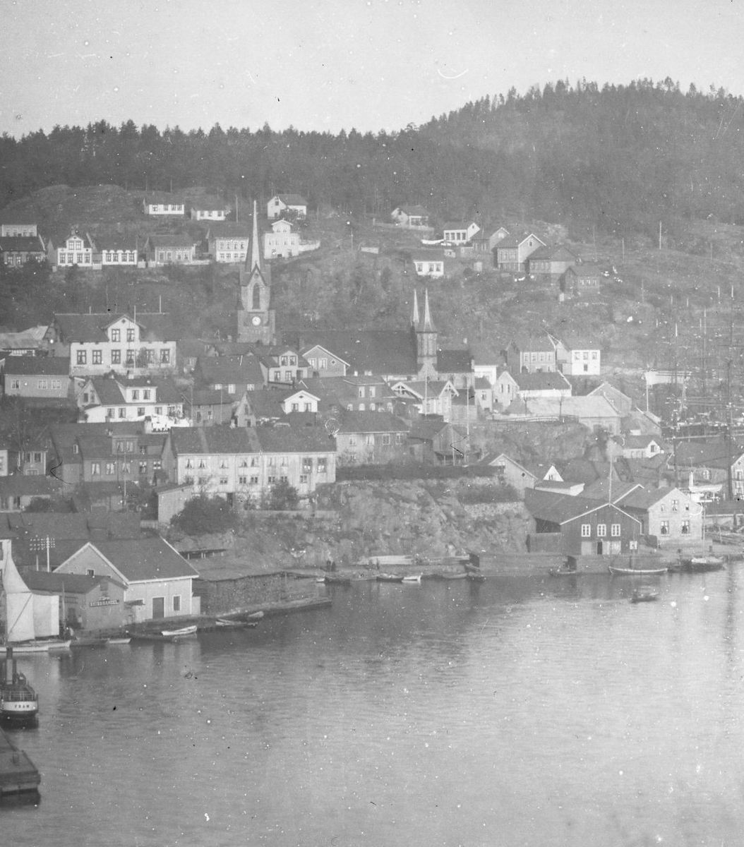 Kragerø by med Stilnestangen "Tangen" sett fra Øya (før bybrannen i 1886.