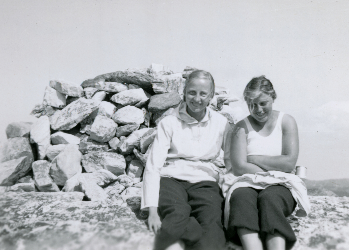 Kari Saga (g. Heggenes) og Aslaug Folkestad (g. Glenna) på Jøronnatten i 1935