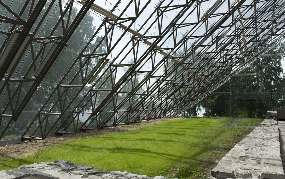 Vernebygget over domkirkeruinen på Hamar.