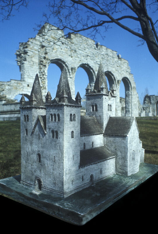 Modell av middelalderkatedralen på Domkirkeodden foran ruinen av den samme katedralen før det ble bygget vernebygg over. (Foto/Photo)