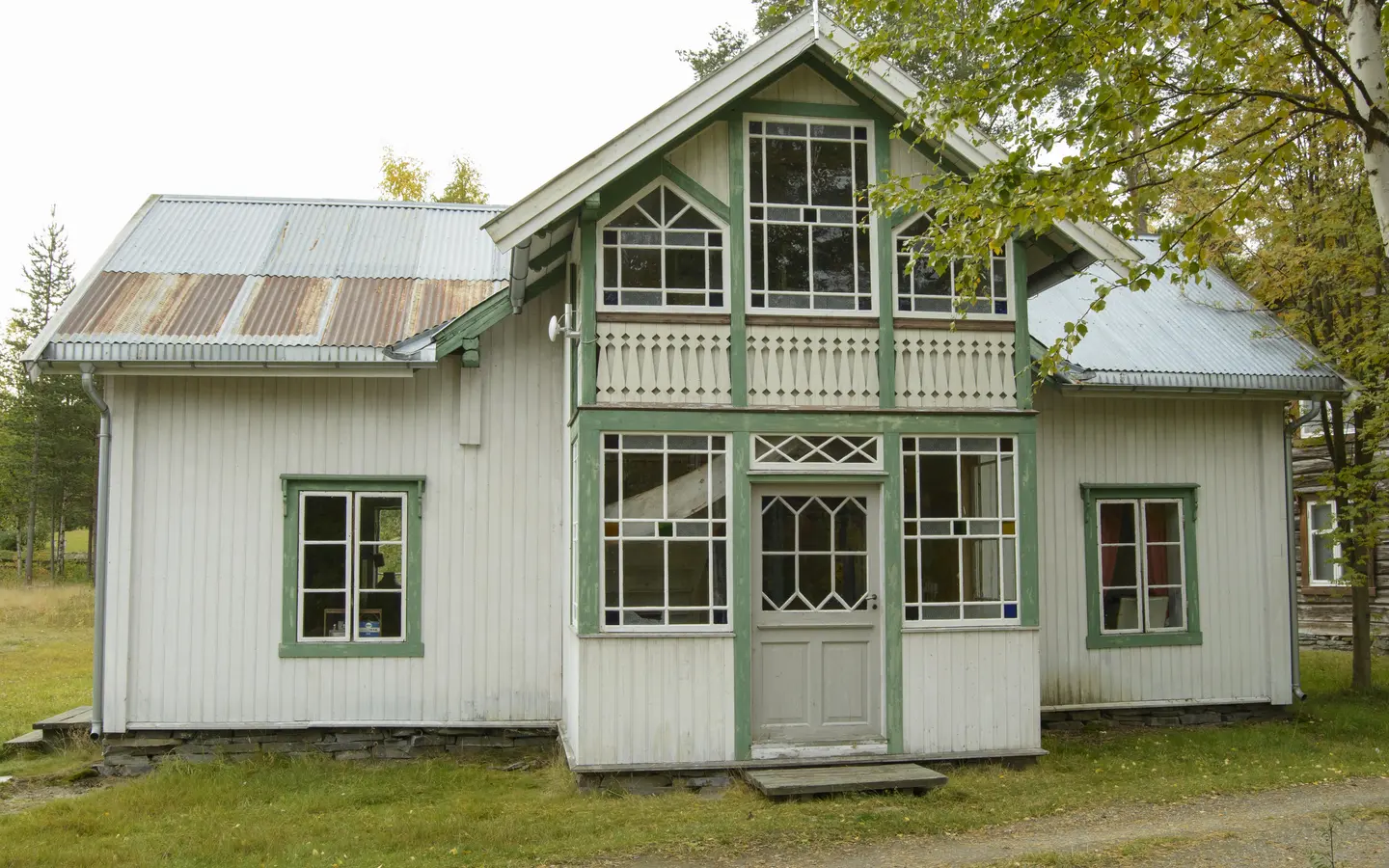 Aumahuset, fra Auma. Representerer den moderne tida. Kjernen er av tømmer og brukt på nytt da bolighuset skulle bygges. Datert 1900-1910. Huset har opprinnelig vært lengre, for det gjaldt å ha mange bein å stå på. Her var butikk og i tilnytning til den, var det brusfabrikk. Denne hadde navnet Geysir Auma. På loftet bodde det både en skomaker og en skredder.