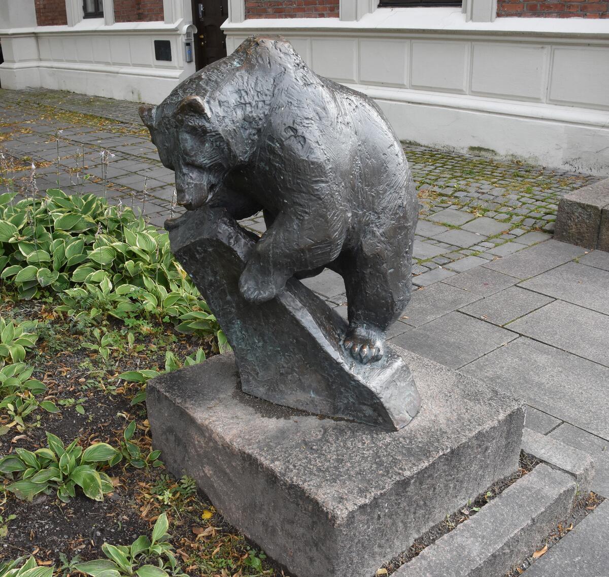 Klatrende bjørn [Kunst i offentlig rom]