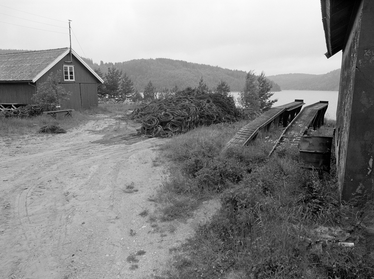 Driftsbygning ved Furuholmen, Varteig, Østfold. Brukt i forbindelse med tømmerfløting i Glommavassdraget. Lager, verksted, wire-bunter.