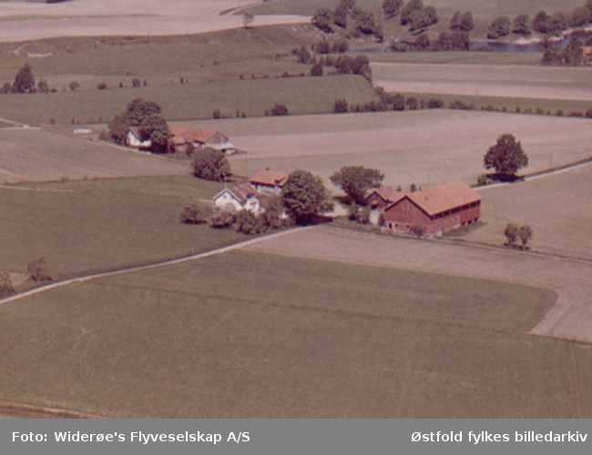 Flyfoto av gårdsbruk, Bjørnstad i Tune.