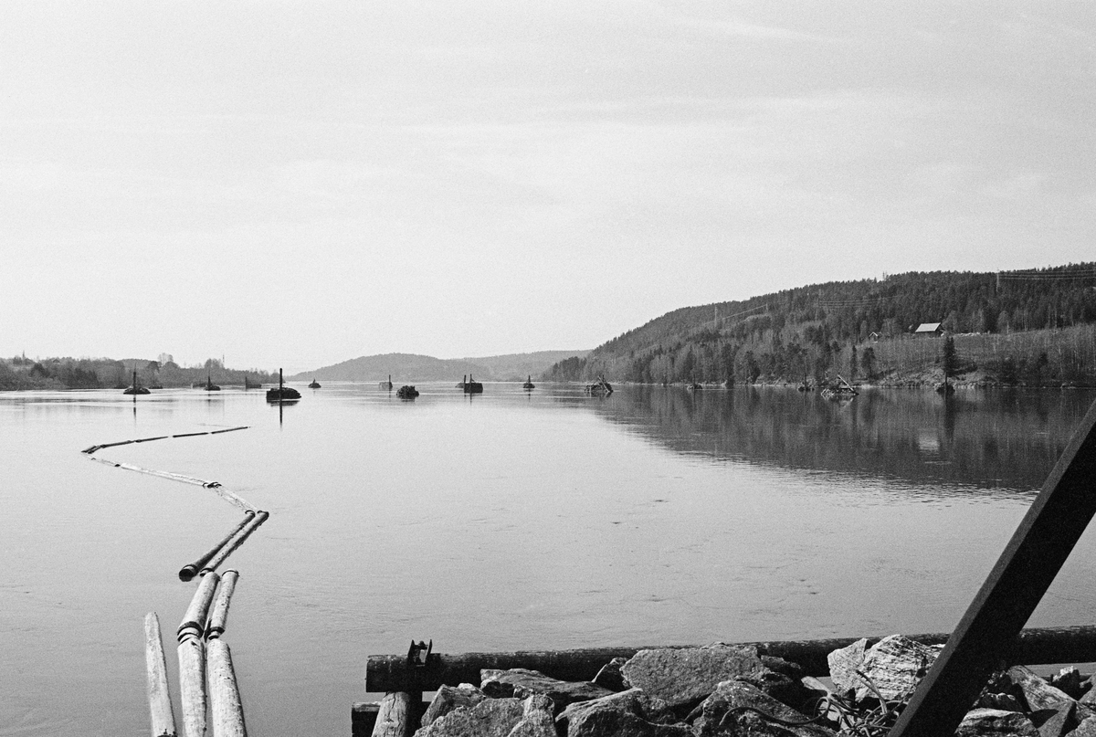 Befaring til Bingen lenser i Glomma, Sørum, Akershus. Tømmerlense fotografert fra et av fløtingskarene.