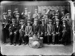 Gruppebilde av Notodden musikkkorps med instrumenter