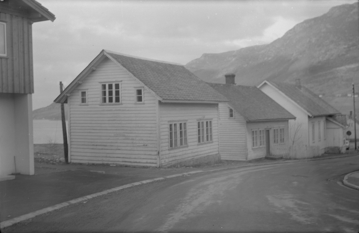 Sjoargarden i Ølensjøen sett mot nord, 1978. Dei tre husa midt på biletet er, frå venstre, Sjoargata 18,  20 og 22.