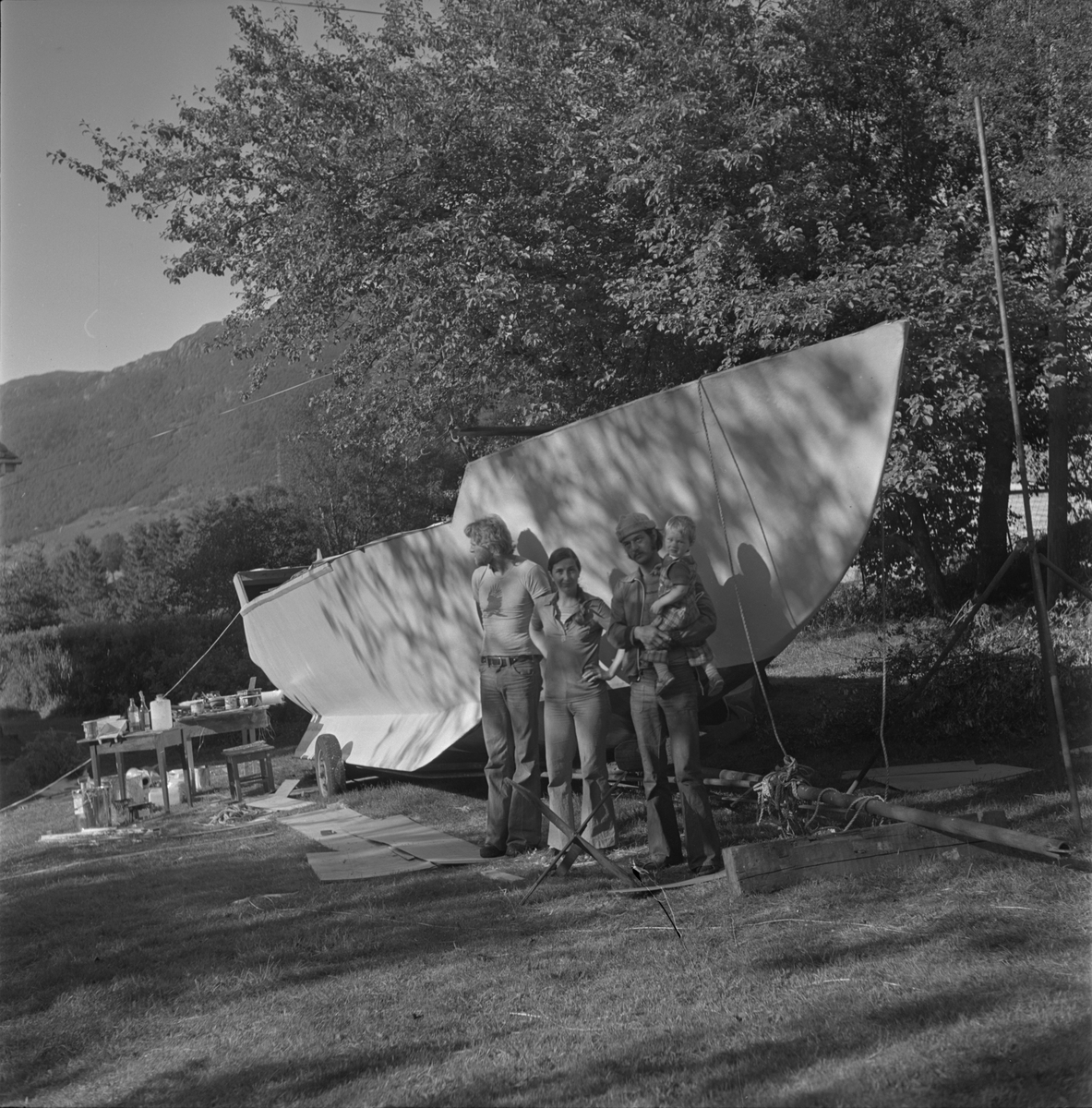 Havgåande seglskip under konstruksjon i Anne Lise Palm Magneli sin hage på Nerheim i Ølen, 1975.