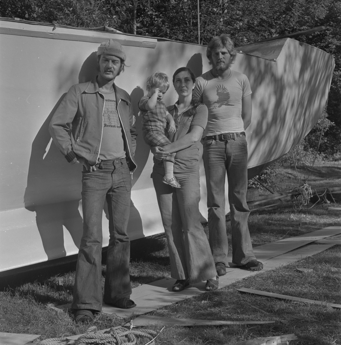 Havgåande seglskip under konstruksjon i Anne Lise Palm Magneli sin hage på Nerheim i Ølen, 1975.