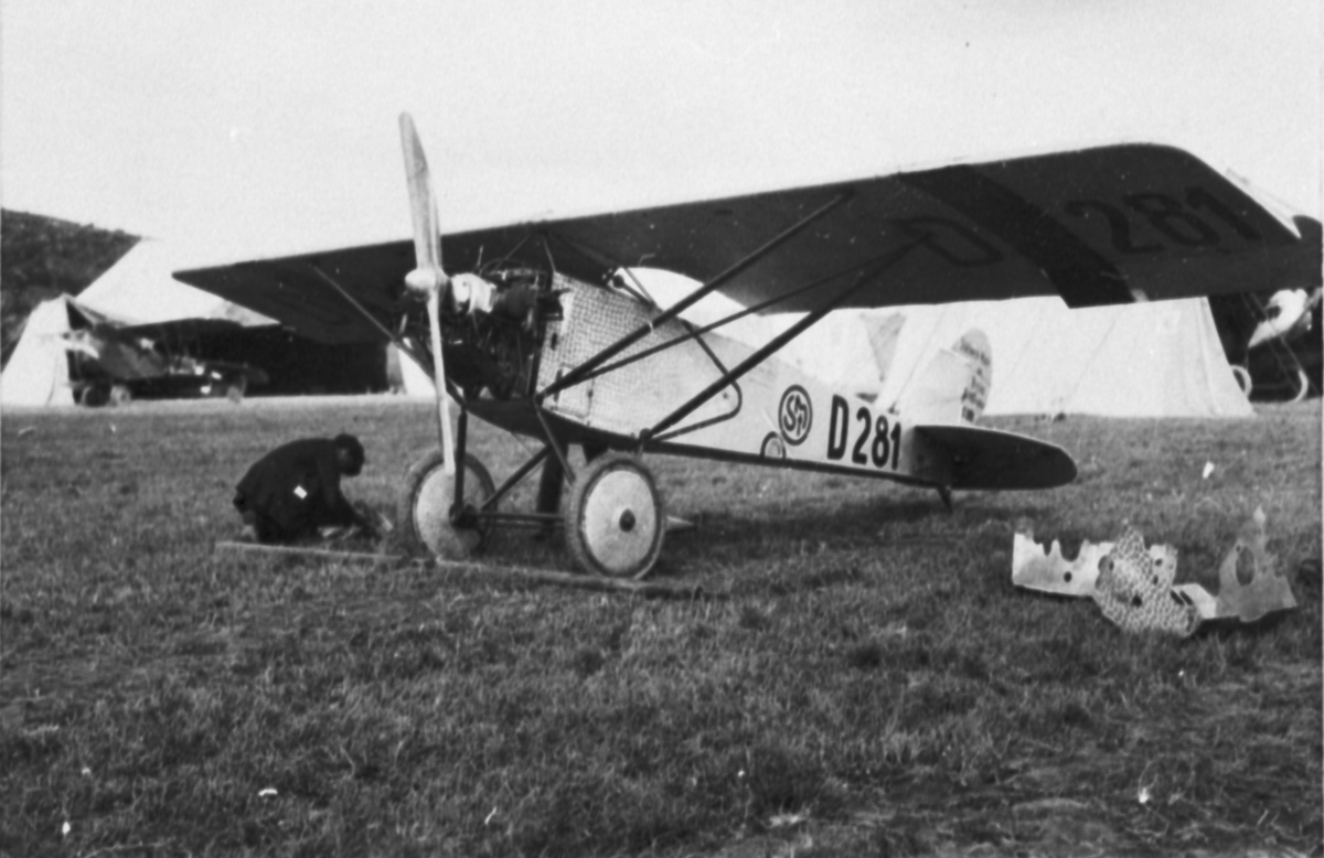 Tyskt sportflygplan Stahlwerk Mark R III civilregistrerat D281 på Internationella luftfartsutställningen, ILUG, i Göteborg, 1923. Vy framifrån. En man i arbete vid flygplanet.