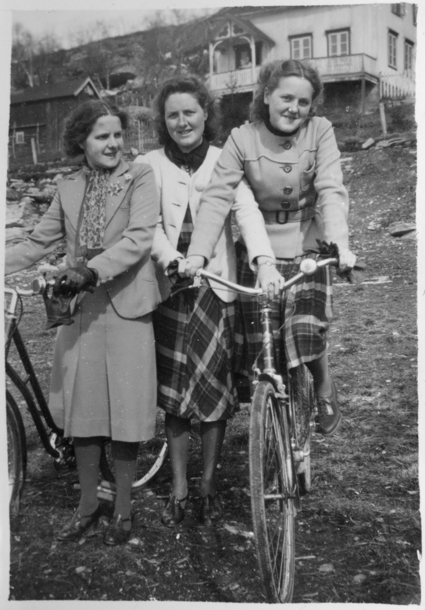 Søstrene Valborg, Jørunn og Ingebjørg Gudbrandsen med sykler.